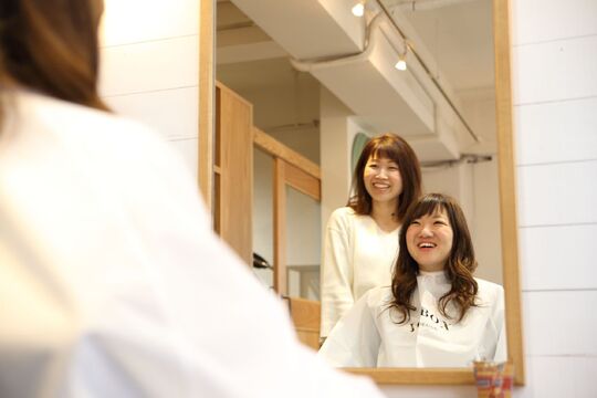 【豊中】≪カラー出来たら月給18万円スタート≫≪選べる完全週休制!!≫≪整容国保OK≫地域の方から愛されるアットホームサロン!!理容美容を併設しているため色んなお客様とかかわって行ける環境!!土日レッスン無しでプライベートも充実!!“JOY BOX（ジョイボックス）”からアシスタント（美容師）の求人★☆