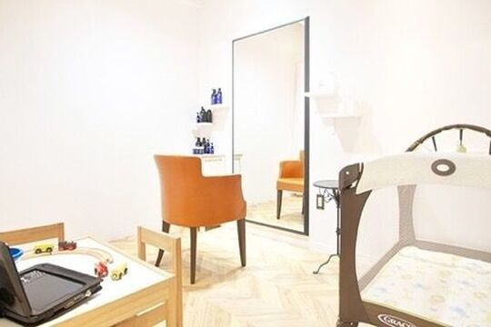 【西田辺】≪定着率91％≫≪社会保険完備の日祝定休≫≪企業型iDeCoへ加入できる！≫時短社員での勤務も可能！有休取得推奨＆平均退社18:30でプライベートも充実！安定の集客力で入客チャンスもバッチリ！産育休取得も可能。女性が永く美容師として活躍していけるサロン「emt（エント）」からスタイリスト（美容師）の求人☆☆