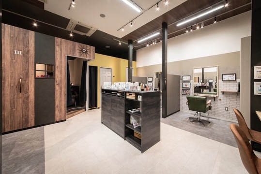 【西小倉】≪デビューまで2年以内・営業中レッスンOK・20時までに退勤可能・社会保険完備≫安心のカリキュラムで一人ひとりにピッタリなペースでスタイリストデビューを目指せるヘアサロン「半個室サロン THE LAUGHTER by Loves Laughs 戸畑朝日ヶ丘店（ハンコシツサロンザラフターバイラブズラフズトバタアサヒガオカテン）」からアシスタント（美容師）の求人★☆