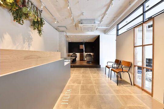 【鞍馬口】≪平均退社時間18:30≫≪月8日休み≫≪社会保険完備≫≪パートさんも歓迎≫集客がかなりあるため入客チャンス多数！！こだわりのあるスタイルでお客様からも大人気のサロン！「JILI.TA（ジリッタ）」からスタイリスト（美容師）の求人☆★☆