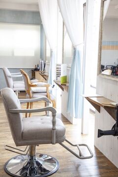 【江坂】月給20万円スタート！社会保険、月8日休み！営業時間を使って効率よくレッスンを行っていきます。オシャレなサロン「head to head（ヘッドトゥヘッド）」からアシスタント（美容師）の求人☆★