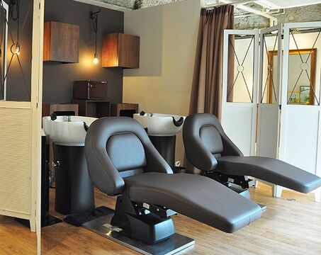 【天神橋筋六丁目】≪社会保険完備≫努力次第で1年半でのデビューが可能。人気ランキングサイトの口コミナンバーワン！技術力を身につけたい方には必見！希望者はアイラッシュの技術も習得可能。「luft（ルフト）」からアシスタント（美容師）の求人★☆