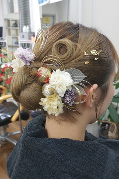 【東合川】≪営業時間18時迄・15時迄の勤務OK・週3日から勤務可能・着付けメニューあり≫子育て中のママさんも大歓迎です！！温もりのある空間が地域のお客様に愛されるアットホームなヘアサロン「ルリ子美容室（ルリコビヨウシツ）」からアシスタント（美容師）の求人☆★