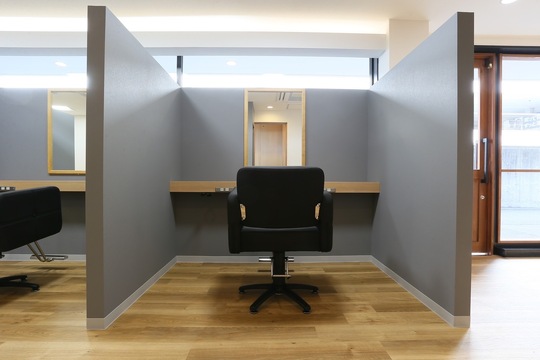 【円町】≪完全週休2日制≫≪土日休みもOK≫≪社会保険完備≫≪半個室≫マンツーマンでの入客！最大1日2、3人までの入客なので無理なくやっていける環境！メニューはカット、カラー、縮毛の3つのみ！平均客単価20000円程の高単価髪質改善サロン！「髪質改善サロン sleek by roy（カミシツカイゼンサロンスリークバイロ）」からスタイリスト（美容師）の求人☆★