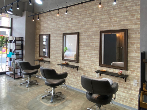 【中野駅】≪営業時間内レッスンOK・デビューまで最短2年・デザインカラーがウリ≫落ち着いた雰囲気の今どきな空間で働きたい方にピッタリ！自分のペースで成長できるサロン「Addi（アディ）」からアシスタント（美容師）の求人☆★