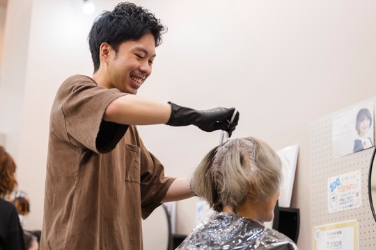 【実籾】■勤務時間外の残業無し・休憩はきっちり1時間確保・産休育休制度あり・社会保険完備・週2日からOK■長くブランクがある方でも手荒れのある方でも働きやすい環境がオススメ「ヘアカラー専門店 fufu イオンタウン東習志野店（ヘアカラーセンモンテンフフイオンタウンヒガシナラシノテン）」からカラーリスト（美容師）の求人☆★