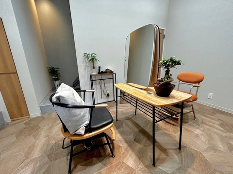 【新宮中央】≪駅から徒歩1分・月給22万円スタート・完全週休2日制・日曜日のお休みあり・産休育休実績あり・残業なし・完全個室空間あり・ウィッグ代補助あり≫平均退勤時間は18:00～19:00！お仕事、プライベーの両方が充実可能！！姉妹店がトータルビューティーなのでアイラッシュ、着付けも学べる環境のヘアサロン「live hair（リブ ヘアー）」からアシスタント（美容師）の求人☆★☆