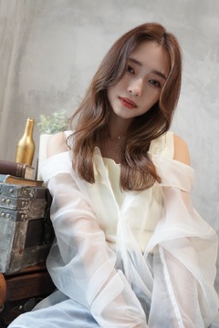 【広島駅】■月8日休み・拘束9時間制・デビューまで約1年・社会保険完備■デザインカラーやブリーチのお客様多数！たくさんのお客様が来店されるので、経験を積みやすくデビューが早い「Angelica 広島駅前店（アンジェリカヒロシマエキマエテン）」からアシスタント（美容師）の求人★☆