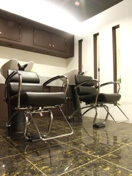 【烏丸御池】≪最短1年半デビュー可≫≪営業中レッスンOK≫≪メンズサロン≫メンズに特化したスタイルを提供するメンズサロン！トップクラスの技術を学びたい方におすすめ！「逡巡ノ夢（シュンジュンノユメ）」からアシスタント（美容師）の求人☆★☆