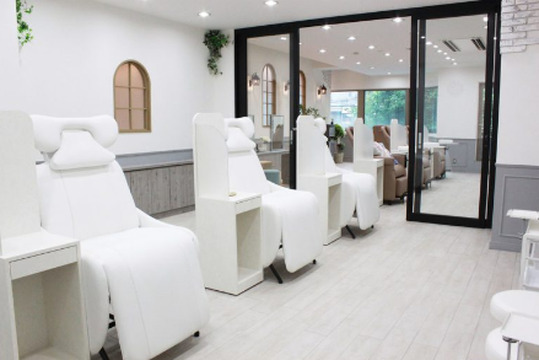 【青葉台】半年間、前職の給与保障あり！◆有給休暇あり・月8日休み・寮あり・社会保険完備◆楽しく働く笑顔の素敵なスタッフさんが印象的♪20代のお客様を中心に人気のトータルビューティーサロンでトレンドも発信しています！GranCieux 青葉台店（グランシュアオバダイテン）からスタイリスト（美容師）の求人☆★