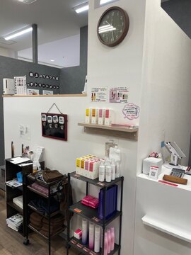 【春日】≪車通勤OK・社会保険完備・月休8日・有給休暇あり・基本残業無し・パートアルバイトも歓迎≫プライベートも充実させたい方必見！ブランクのある方や働くママさんも大歓迎！予約制の白髪染め専門店 「白髪染め専門店 スマートカラーKirei アクロスモール春日店（シラガゾメセンモンテンスマートカラーキレイアクロスモールカスガテン）」からカラーリスト（美容師）の求人☆★