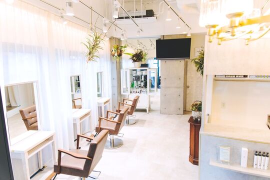 【明石駅】≪社会保険完備≫≪有給休暇あり≫≪完全週休2日制≫など高待遇に高い技術が人気です！撮影やコンテストなどサロンワーク以外にもチャレンジできる環境です！「SEA A KA fuente（シアカフェンテ）」からスタイリスト（美容師）の求人★☆