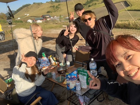 【西鉄香椎】≪新卒生、未経験、通信生の受入OK・営業時間18時まで・完全週休2日制・社会保険完備≫営業中のレッスンを中心に技術を学び2年でのスタイリストデビューを目指します！！お客様に向き合う小規模×少人数ヘアサロン「tipi（ティピ）」からアシスタント（美容師）の求人☆★☆