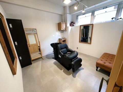 【三条】≪オープニングスタッフ大募集≫≪週休3日制≫≪月給22万円≫≪社会保険完備≫最短2年〜2年半でデビュー可能！！休日が多いので長く美容師を続けられるサロン！「Siesta（シエスタ）」からアシスタント（美容師）の求人☆★