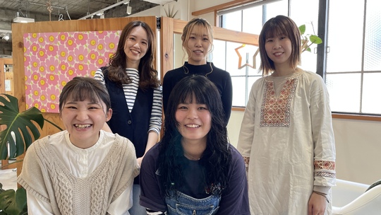 【姫路駅】≪月給22万円スタート≫≪社会保険完備≫≪月1日日曜休みOK≫≪平均退社19時過ぎ≫≪時間外の朝礼、ミーティング一切なし≫明るいスタッフばかりで働きやすさ◎スタッフを一番に考える社風で長く勤務してもらえる環境です！「unico.+ （ウニコプラス）」からアシスタント（美容師）の求人★☆★