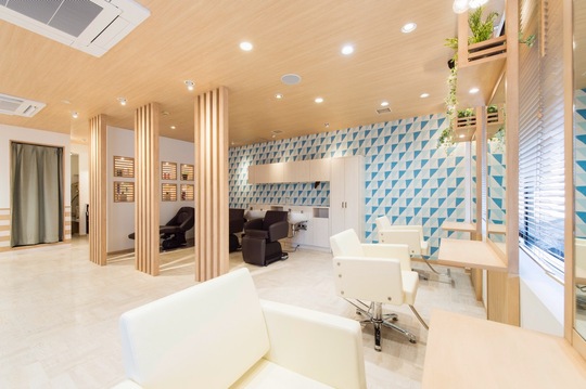 【江古田】◆社会保険完備・完全週休2日制・19時で営業終了・ママさん美容師も歓迎◆営業時間内レッスン中心！新卒入社で2年以内のデビューが可能です。大手サロン出身オーナーのマンツーマンレッスンも魅力！大型店と個人店両方の良さが詰まった「aeru（アエル）」からアシスタント（美容師）の求人☆★☆