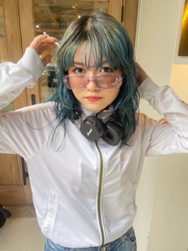 【大阪梅田】梅田茶屋町で勢いのあるサロンから新ブランドがNEW OPEN！スタッフ一人一人に寄り添い、夢叶えるサポートがあります！集客もしっかりありますので入社したての方もどんどん入客してもらえます！ハイトーンカラー、パーマが好きな方にお勧め！梅田茶屋町に4ブランド展開する「LUAU Haku 梅田（ルアウハクウメダ）」からスタイリスト（美容師）の求人☆★