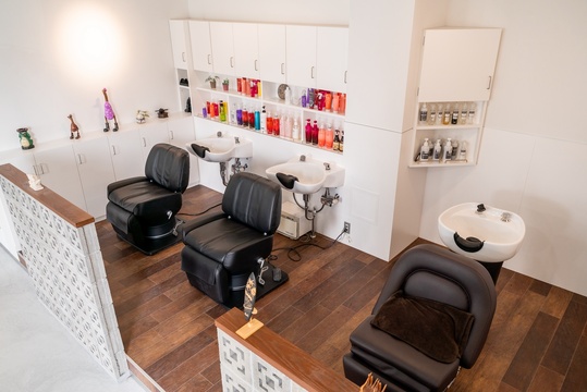 【北山】≪社会保険完備≫≪マンツーマン／掛け持ちスタイルが選べるサロン≫≪カットカラー2時間半枠≫≪年末年始休暇あり≫客単価13000円と高単価なので、数をこなさずとも売上を作ることができます。「HAIR RESORT MAJU（ヘアリゾートマジュ）」からスタイリスト（美容師）の求人★☆