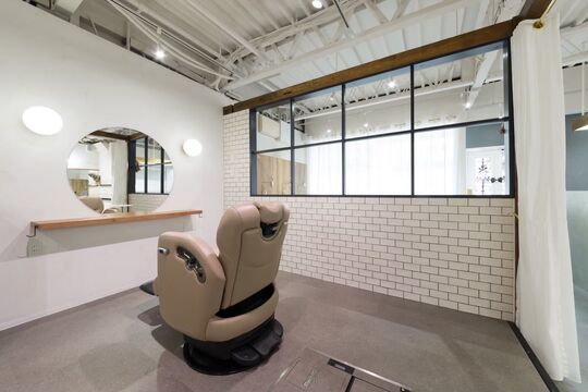 【西院】≪デビューまで最短1年≫≪月8日休み≫≪社会保険完備≫≪20時までに退勤可能≫個人レッスンは朝のみなので、プライベートの時間も作りやすい！美容師と兼任でアイラッシュとネイルもできるサロン！！「QUEEN by noism 西院店（クイーンバイノイズサイインテン）」からアシスタント（美容師）の求人☆★☆