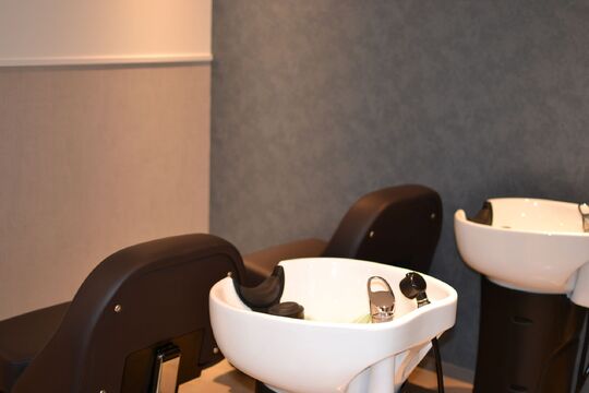 【六甲】≪社会保険完備≫≪月給24万円スタート≫≪大型連休年4回≫色々なチャレンジができるのが強み 地域から愛されているアットホームサロン“J hair（ジェイヘアー)からスタイリスト（美容師）の求人☆★