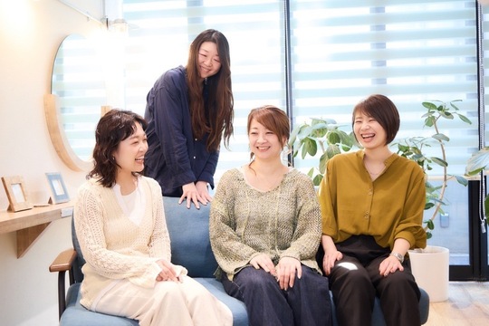 【吉祥寺】≪社会保険完備≫≪完全週休2日制≫≪完全マンツーマン接客≫≪残業なし≫平均単価は12000円！ママさんの応募も歓迎！髪や体に優しいオーガニック薬剤にこだわったスタイリストオンリーサロン「ulu 吉祥寺店（ウルキチジョウジテン）」からスタイリスト（美容師）の求人★☆