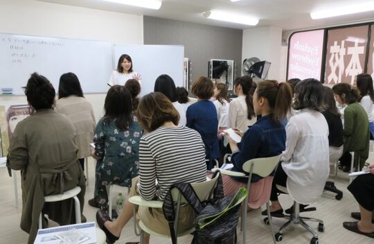 【天王寺】≪土日祝休みの完全週休2日制・基本残業ナシ・社会保険完備・実働8時間・産休育休実績あり≫今までの経験を活かし、講師として安定した働き方ができます！手厚い福利厚生が魅力の「Japan Eyelist College 大阪天王寺本校（ジャパンアイリストカレッジオオサカテンノウジホンコウ）」からインストラクターの求人☆★