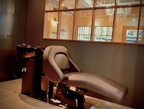 【近鉄八尾駅】≪在籍スタッフの報酬は40万円前後≫≪正社員は月給28～30万円≫≪最低保障給あり≫≪入客に心配のない集客力≫土日休みや連休も取得しやすい環境！業務委託が初めての方でも安心して働ける！最新の薬剤を取り扱い豊富なメニューで単価アップもしやすい★Ameri sisii. 近鉄八尾店（アメリシシーキンテツヤオテン）からスタイリスト（美容師）の求人☆★