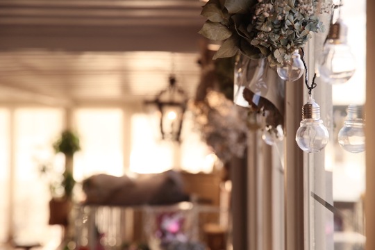 【堺駅】≪社会保険完備≫≪平均19時退社≫≪美容代手当あり≫開放感のあるオシャレな内装と、丁寧な接客が人気のサロン！スタッフとともに働きやすい環境づくりをしています！「CAOLILA（カリラ）」からアシスタント（美容師）の求人☆★