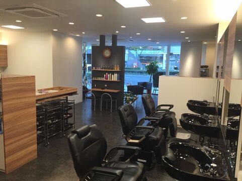 【野田阪神】≪社会保険完備≫≪月給20万円〜≫≪月8、9日休み≫長年地域の方に愛されるアットホームサロン！優しいスタッフさんばかりなので働きやすさ◎2年以内での早期デビューを目指せるユニセックスサロン「HOMME GRAND（オムグランド）」からアシスタント（美容師・理容師）の求人★☆