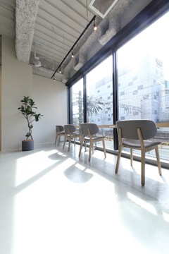 【梅田】人気の梅田「茶屋町エリア」《ヘッドスパ&トリートメントに特化したサロン》《デビューまで平均1年半》《完全週休2日》《社会保険完備》≪土日休みは最大年4回OK≫≪最大10連休OK≫ケアリスト・スパニストのスキルも習得可能！幅広く活躍できる環境が整っています！「MORNI（モルニ）」からアシスタント（美容師）の求人☆★☆