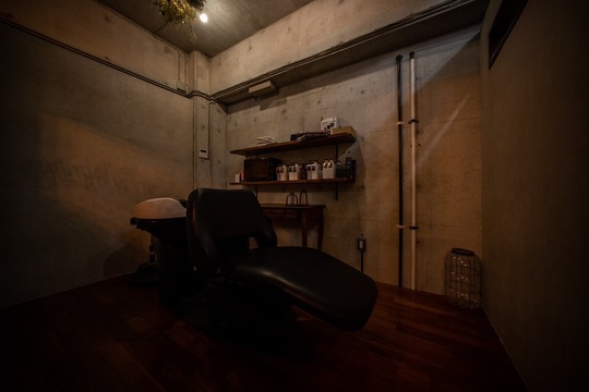 【首里】≪週休2日制≫≪高単価≫≪社会保険完備≫≪マンツーマン接客OK≫≪20時迄に退勤可能≫選べる給与形態！髪質改善が人気の高単価サロン！技術の見直しもできるため、ブランクのある方も歓迎！お客様とスタッフ両方が居心地のいいサロン！「HAIR LOUNGE THREE BEE（ヘアーラウンジスリービー）」からスタイリスト（美容師）の求人☆★