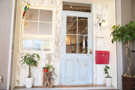 【鶴橋】オーナーさんからのマンツーマンレッスンでしっかり技術が学べます☆メリハリつけてプライベートも充実！リビングのように落ち着けるあたたかいヘアサロン☆「SUNNY（サニー）」からアシスタント（美容師）の求人★☆