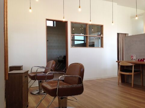 【赤間】≪早期デビュー可能・高月給スタート・月休8日・東京有名サロン講師より直接指導≫毎日の仕事を楽しんでもらいたい！そのために充実した教育カリキュラム・福利厚生を整えています！地域のお客さまに長く愛されるトータルビューティーサロン「hair&eyelash CocoAnge くりえいと宗像店（ヘアアンドアイラッシュココアンジェクリエイトムナカタテン）」からアシスタント（美容師）の求人★☆