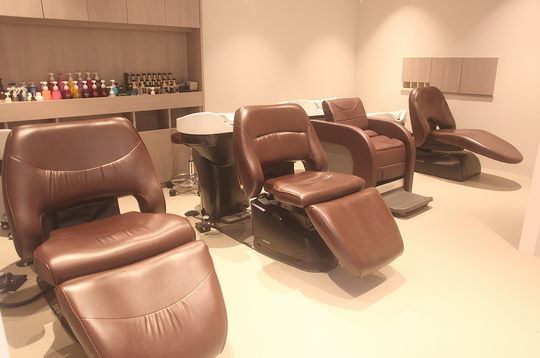 【藤井寺駅】≪完全週休2日制≫≪社会保険完備≫≪住宅手当あり≫充実した福利厚生！仕事もプライベートも充実させることが出来る体制です！「CRYSTAL MAGIC JYOMA JYOMA（クリスタルマジックジョマジョマ）」からスタイリスト（美容師）の求人☆★