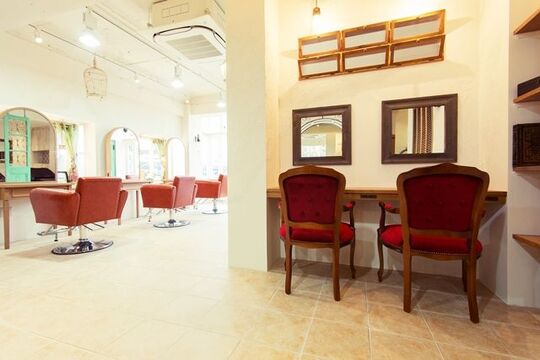 【自由が丘】≪社会保険完備≫≪未経験・新卒生も歓迎≫≪◆有給休暇あり≫≪会社負担で社員旅行あり≫福利厚生充実ばっちり!!スタッフもみんな仲良し！！自由が丘にあるオシャレな高単価サロンであなたも毎日楽しく働いてみませんか  「VIALA（ヴィアラ）」からアシスタント（美容師）の求人★☆