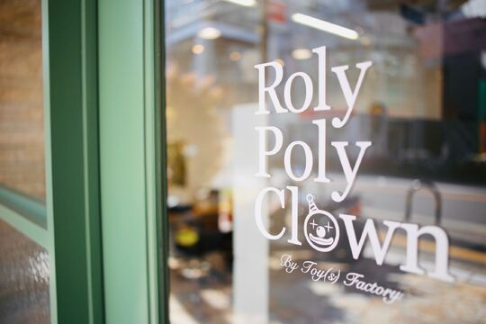 【茨木市駅】≪業界トップクラスの年間休日110日＋有給10日≫≪姉妹店のToy（s）Factoryでも同時募集≫≪完全週休2日制≫≪社会保険完備≫≪カット入客チャンスあり≫平均退社時間19時半！離職率7%未満！！ルベルの認定講師在籍サロン！「Roly Poly Clown（ローリーポーリークラウン）」からスタイリスト（美容師）の求人☆★☆