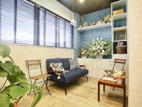 【中山寺】≪社会保険完備≫≪完全週休2日≫≪土日休みの取得可能≫≪平均19時過ぎ退勤≫ハイライトやハイトーンなど、デザインカラーが人気！単価1万円以上の高単価ヘアサロン「plego（プレゴ）」からスタイリスト（美容師）の求人☆★