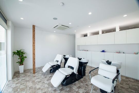 【姫路駅】≪月給25万円≫≪社会保険完備≫≪20時までに退勤可能≫≪地域密着型≫≪スタッフの仲がいい≫スタッフの仲が良く働きやすさ抜群！スキルアップしてきたい方にオススメ！「Hair Make RASIC（ヘアメイクラジック）」からスタイリスト（美容師）の求人★☆