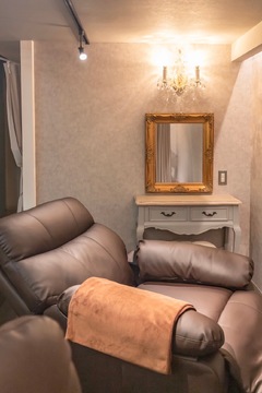 【武庫之荘】正社員、業務委託からライフスタイルに合わせた勤務が選択可能！≪社会保険加入OK≫≪指名／フリーともに50％の高還元＋指名料100％バックで保証給もあり≫カウンセリング重視のマンツーマンスタイルを基本に、お客様ともしっかり関われる環境です！新規、フリー毎月100名以上で入客チャンス大！アイラッシュの技術も学べます「calidad（カリダ）」からスタイリスト（美容師）の求人☆☆