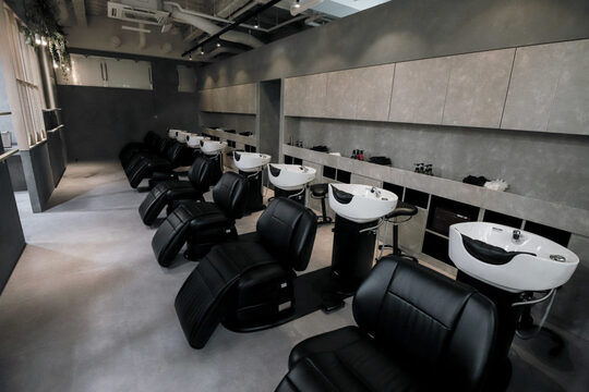 【金剛】≪完全週休2日制≫≪社会保険完備≫≪住宅手当あり≫地域最大級の人気ヘアサロン！充実の教育体制が整い、美容師として長く活躍出来る環境です！スタッフを大切にし、将来を一緒に考えてくれる会社！「La Belleme by AK（ラベルムバイエーケー）」からアシスタント（美容師）の求人☆★