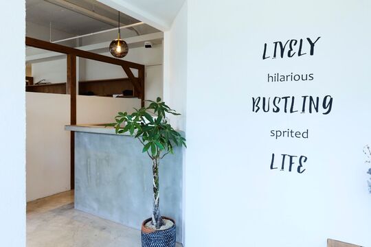 【西飾磨】≪社会保険完備≫≪完全週休2日制≫≪営業中のレッスンOK≫働きやすさ抜群のアットホームサロン！売れるスタイリストになるためにしっかりとカリキュラムがあるので安心して学んでいけます！スパニストも大歓迎「LiLL by glad（リルバイグラッド）」アシスタント・スパニスト（美容師）の求人☆★☆