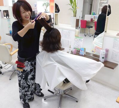 【高田市駅】≪月7,8日休み≫≪平均退社時間19時≫≪夏季冬季休暇あり≫スタッフの仲が良くチームワーク抜群！働きやすい環境が整っています！faire（フェール）からアシスタント（美容師）の求人☆★☆