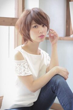 【服部天神】◇◆週休2日制！◆月給20万円スタート◆18時半に退勤可能！デビューまで平均2年以内◆◇最短1年デビューも目指していける環境有り！サロンワーク以外にも楽しみがたくさんあります！抜群の待遇と働き易い雰囲気がオススメ！「Famille Hair（ファミーユヘアー）」からアシスタント(美容師)の求人★☆