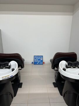 【烏丸】≪月8日休み≫デザインカラーが得意！扱うトリートメントも充実しているので、カラーとケアで単価アップもしっかり狙えます！「Navy（ネイビー）」からスタイリスト（美容師）の求人☆★