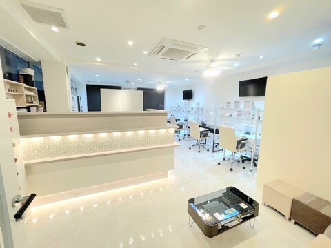 【京都河原町】≪実働8時間or9時間の選択制≫≪有給消化率100％≫≪土日休み取得可能≫≪月8日休み≫≪希望休2日確約≫≪営業時間20時まで≫≪残業なし≫≪社会保険完備≫≪有給休暇あり≫≪産休育休取得実績多数≫アイラッシュ以外のメニューも沢山そろったアイラッシュサロン「Luna 本店（ルナホンテン）」からアイリスト（アイデザイナー・まつげエクステ）の求人★☆★