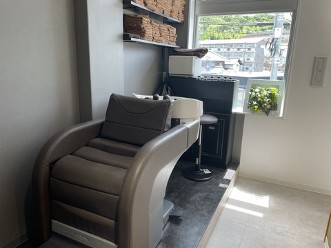 【同志社前】≪毎週日祝休み≫≪完全週休二日制≫≪社会保険完備≫お客様、スタッフ共に居心地の良い環境を作っております！女性でも長い目働けるヘアサロン「esbyrush（エスバイラッシュ）」からスタイリスト（美容師）の求人☆★☆