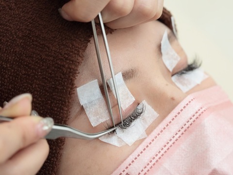 【伏見桃山】リピーターさんにも愛される脱毛併設のトータルビューティーサロン！≪社会保険完備≫≪実働8時間≫≪土日は19時退勤OK≫働きやすさ抜群！パリジェンヌ＆フラットラッシュが人気「Ladies salon R＆N（レディースサロンアールアンドエヌ）」からアイリスト（まつげエクステ・まつげパーマ・アイブロウ）の求人☆☆