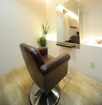 【JR芦屋】営業時間の空いてる時間を有効活用しようと考えているので夜にレッスンをしても遅くまで残ってすることはありません！地元のお客様に愛されている、地域密着型のアットホームなサロン「gram+（グラム）」からアシスタント（美容師）の求人☆★