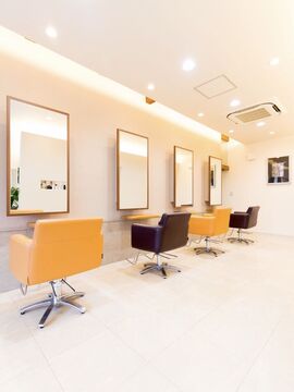 【水口】≪第3日曜休み≫≪月8,9日休み≫≪最短2年半でデビュー可能≫≪社会保険完備≫美容師の通信生も多数活躍中ですので美容師未経験者も大歓迎！営業時間内レッスンも出来る環境！ママさん美容師も歓迎！とにかくスタッフ同士が仲良し！美容にハマれるサロン！！「hair salon CHA-CHA（ヘアーサロンチャチャ）」からアシスタント（美容師）の求人☆★