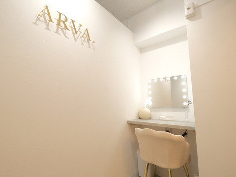 【谷町9丁目】≪最低保証あり！≫≪土日休みの取得可能≫≪完全個室≫最大60％の高還元サロン！働き方は正社員・業務委託からの選択制なので、自身のライフスタイルに合わせて勤務OK！「Arva（アルバ）」からアイリスト（まつげエクステ・まつげパーマ・アイブロウ）の求人☆★